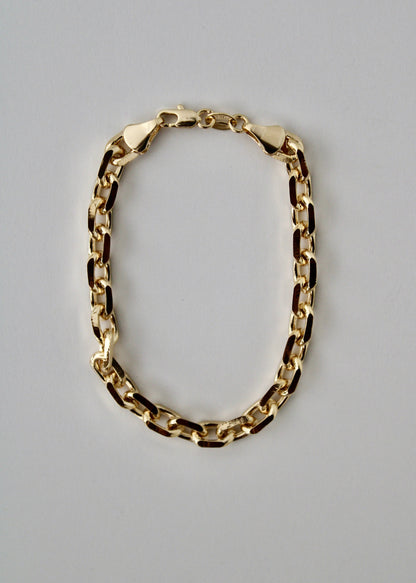 Gold knife-edge chain bracelet on a white background